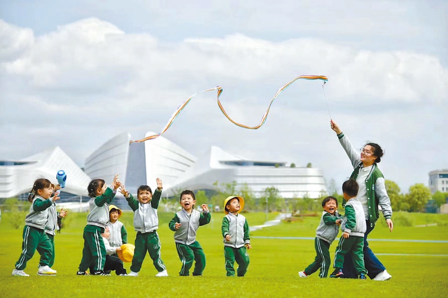  童心飛揚(yáng) 在浙江衢州市智慧新城草坪公園，一名幼兒園老師揮舞彩帶，與孩子們一起玩耍。衢州市柯城區(qū)將兒童友好理念融入城區(qū)整體規(guī)劃，努力為兒童成長創(chuàng)造更好的發(fā)展環(huán)境，提升兒童和家庭的獲得感、幸福感、安全感。 衢州市柯城區(qū)某幼兒園哥倫比亞籍教師 莉莉安娜·雷斯特雷波·埃斯皮諾薩攝 “我和家人都很喜歡在衢州生活，這是一座兒童友好城市，有很多兒童營地和戶外活動(dòng)場所。我看到孩子們在幼兒園、戶外非?？鞓返赝嫠?，便用相機(jī)記錄下這美好時(shí)刻?！? /></p> <p style=