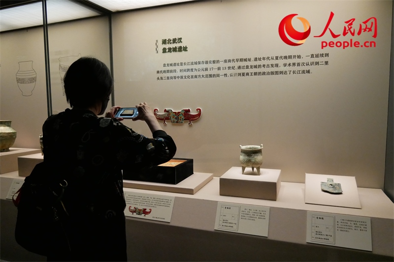 今年9月，觀眾正在參觀“鑒往知遠(yuǎn)——新時(shí)代考古成果展”。人民網(wǎng)記者 韋衍行攝