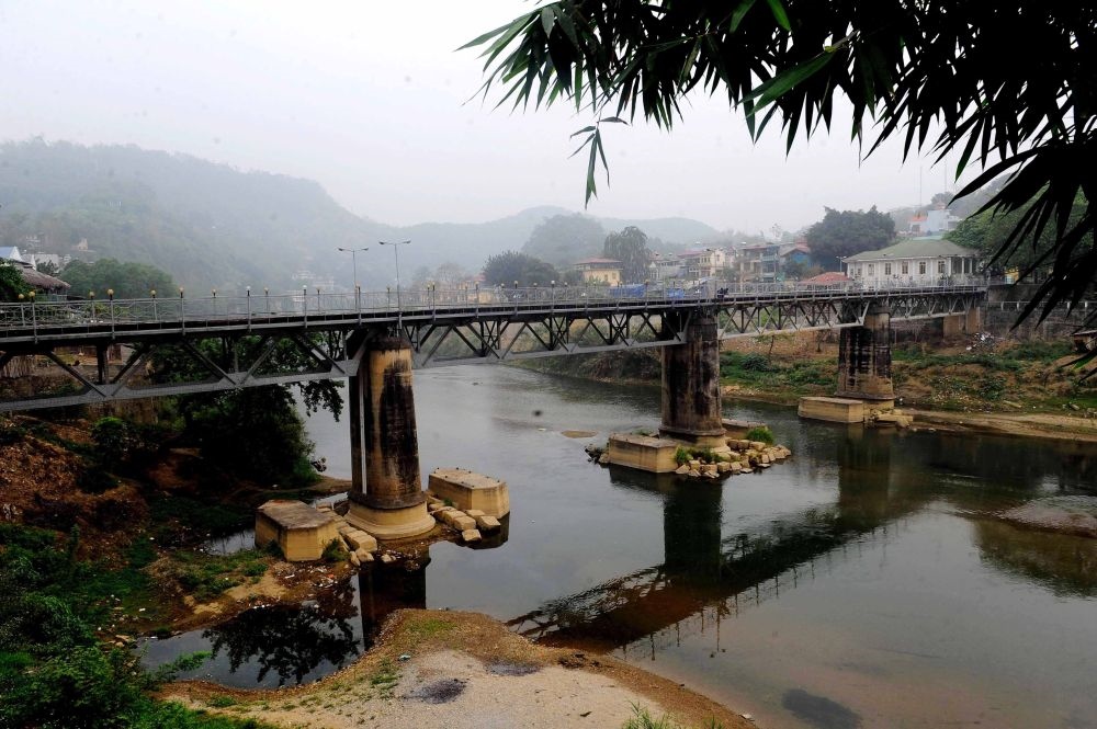 這是滇越鐵路連接中越兩國的中越鐵路大橋，橋的對岸是越南老街省（2010年3月20日攝）。