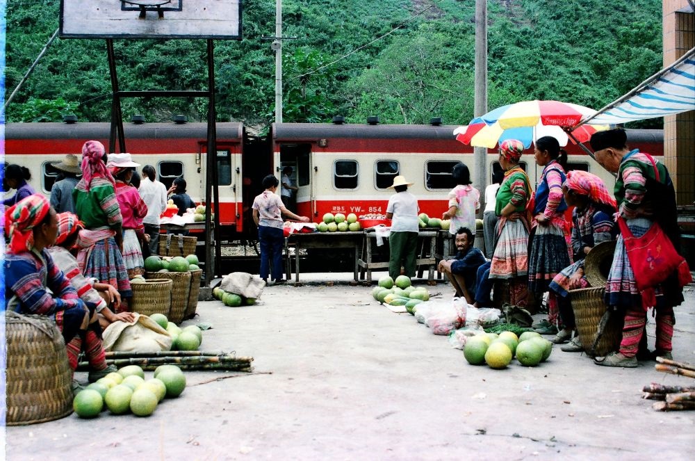 這是90年代中后期滇越鐵路沿線的集市，客運列車的開行為當(dāng)?shù)氐拇迕駧砩虣C。