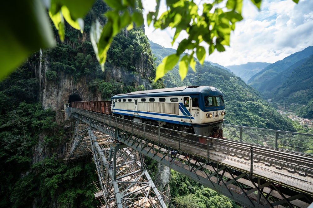 進(jìn)行人字橋橋梁檢測的米軌列車通過人字橋（2023年9月6日攝）。