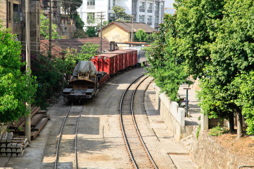 滇越鐵路宜良段的鐵軌與貨車（2013年3月26日攝）。