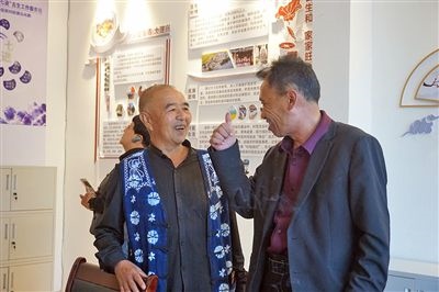  在大理州古生村訴訟服務(wù)站內(nèi)，全國人大代表樊九平為“阿鵬調(diào)解員”點贊。