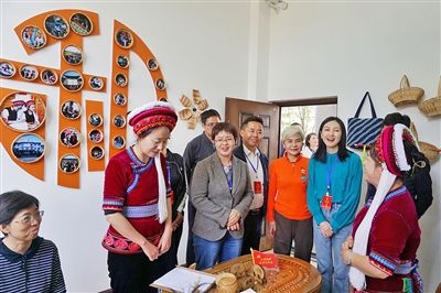  在大理法院喜洲法庭，代表們與“金花調(diào)解員”共同探討民族特色調(diào)解工作方法。