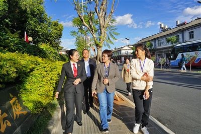  全國人大代表王爭（右一）、張海鷗（右二）向法官了解民族特色調(diào)解工作機(jī)制。
