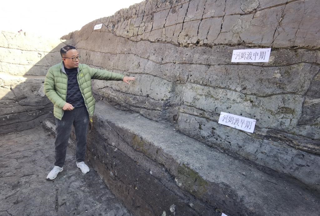 12月14日，汶溪遺址發(fā)掘項(xiàng)目現(xiàn)場負(fù)責(zé)人雷少介紹遺址整體情況。新華社記者顧小立 攝