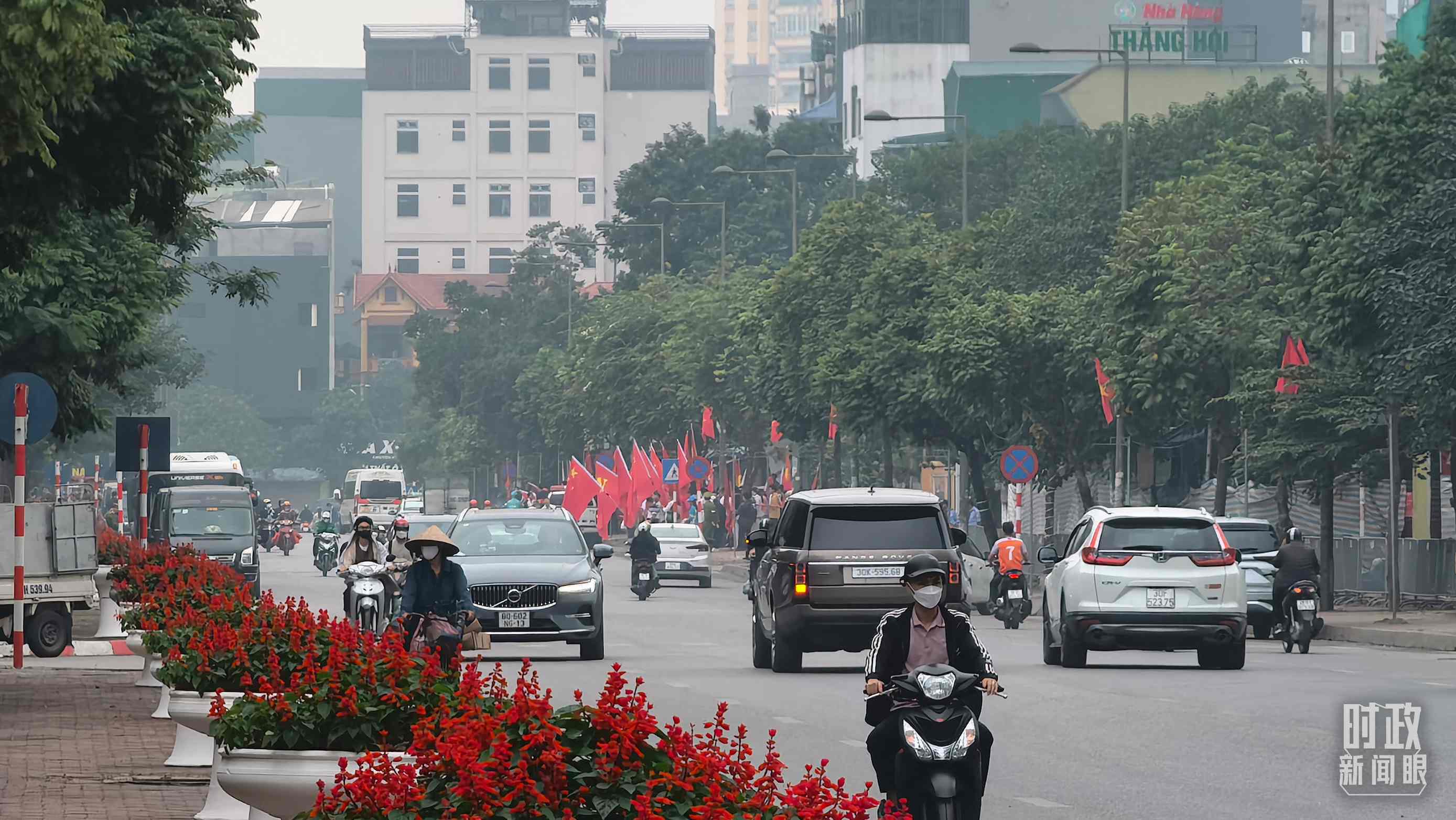 △河內(nèi)街道兩側(cè)的中越兩黨兩國旗幟。（總臺央視記者韓銳拍攝）