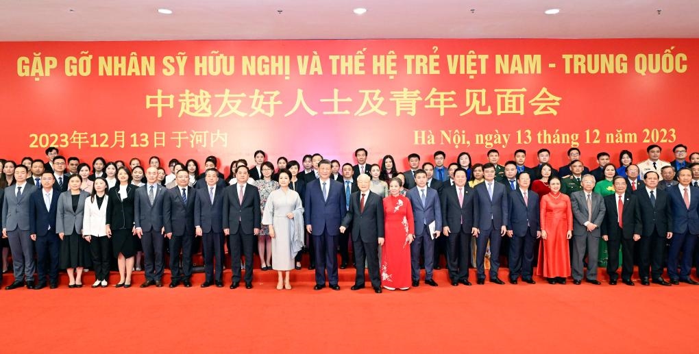 這是習(xí)近平夫婦和阮富仲夫婦同中越兩國青年和友好人士代表親切合影。