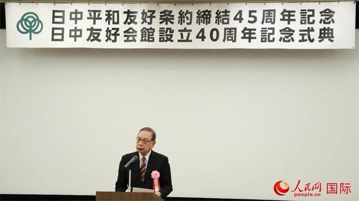 日中友好會(huì)館會(huì)長(zhǎng)代行宮本雄二致辭。人民網(wǎng) 許可攝