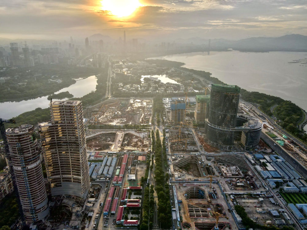 位于深圳市南山區(qū)的深圳灣超級總部基地建設(shè)現(xiàn)場（無人機照片，2023年8月26日攝）。新華社記者 周科 攝