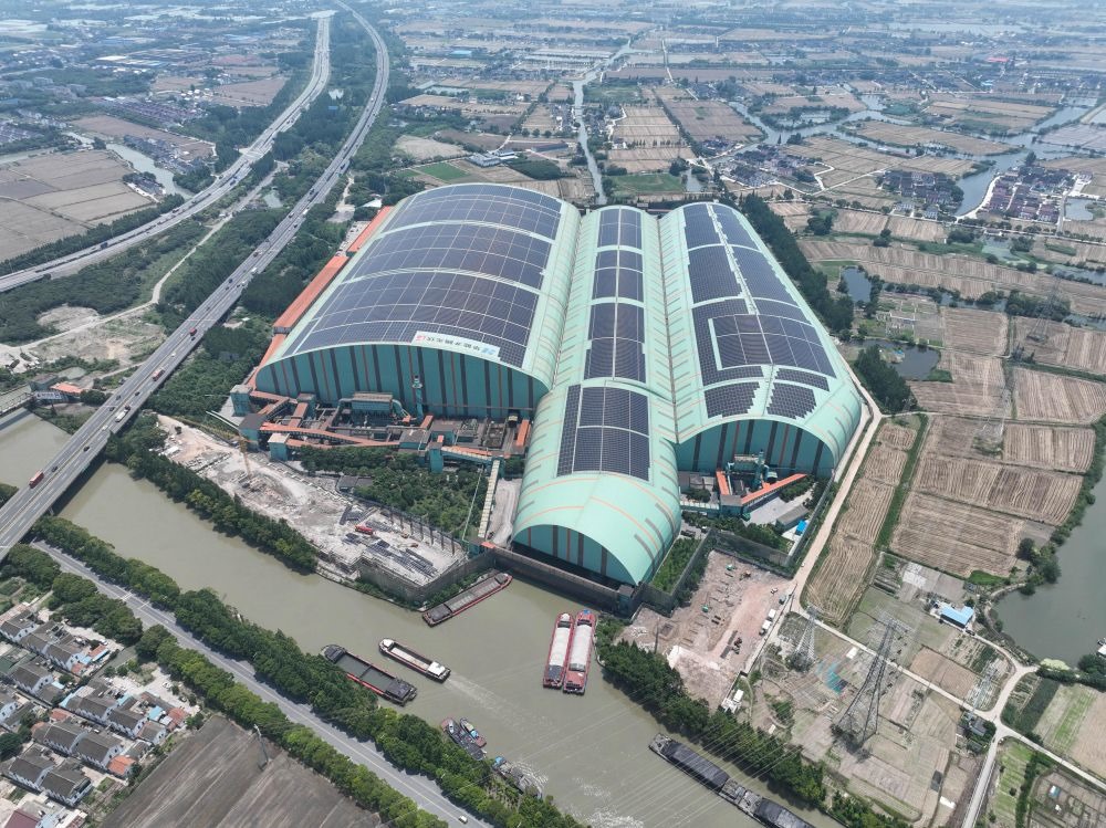 這是江蘇蘇州市常熟市龍騰特種鋼有限公司碼頭料場屋頂光伏（無人機照片，2023年6月9日攝）。新華社記者 季春鵬 攝