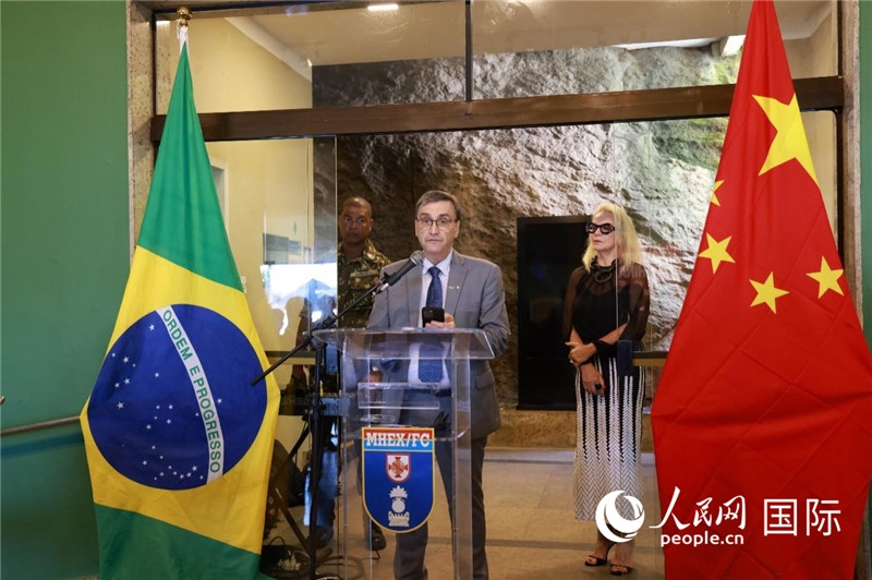 巴西攝影聯(lián)合會主席卡洛斯·甘達拉在攝影展開幕式上致辭。 人民網(wǎng)記者 陳海琪攝
