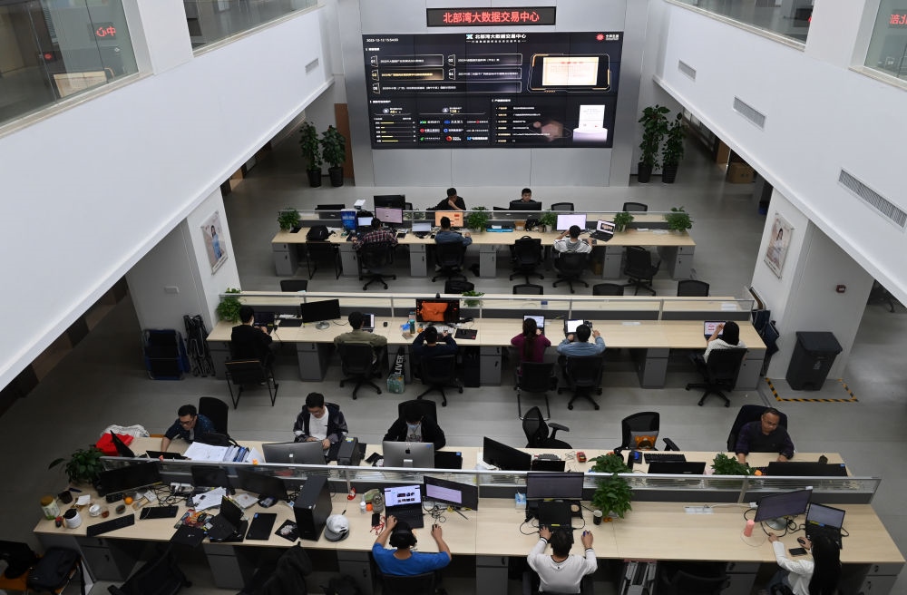 中國—東盟信息港員工在工作中。