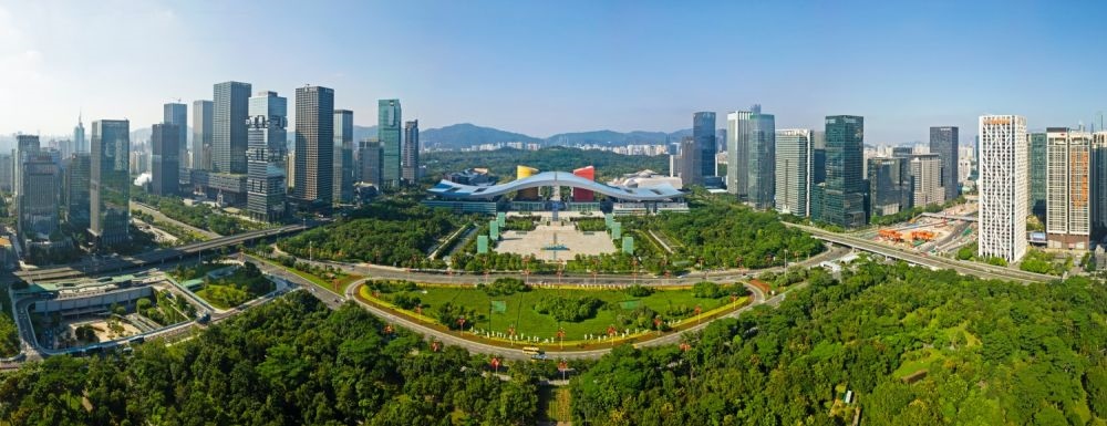 這是在廣東省深圳市拍攝的深圳市民中心和蓮花山公園一線（2020年10月2日攝，無人機照片）。新華社記者 梁旭 攝