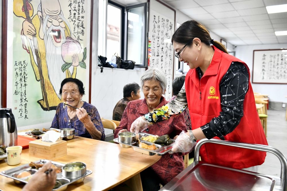 在山東省乳山市城區(qū)街道騰甲莊村幸福食堂，志愿者為老人們配送午餐（2023年6月24日攝）。新華社記者 郭緒雷 攝