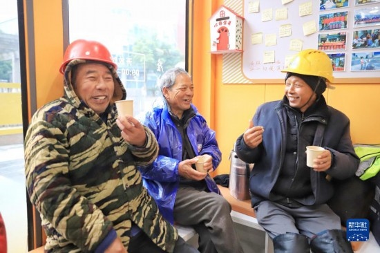 12月16日，幾名戶外勞動(dòng)者在位于浙江舟山市的一家“勞動(dòng)者驛站”里喝姜茶驅(qū)寒。