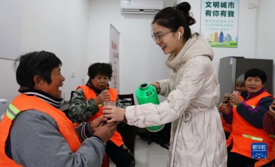 12月16日，在浙江省湖州市德清縣乾元鎮(zhèn)環(huán)衛(wèi)工人愛心驛站，志愿者為環(huán)衛(wèi)工人倒紅糖姜茶。