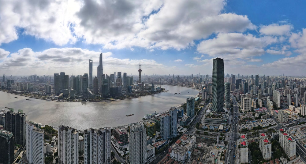 從上海虹口區(qū)北外灘空中俯瞰中國（上海）自由貿(mào)易試驗區(qū)陸家嘴片區(qū)（2023年1月10日攝，無人機全景照片）。新華社記者 方喆 攝