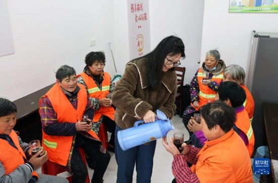 12月16日，在浙江省湖州市德清縣乾元鎮(zhèn)環(huán)衛(wèi)工人愛心驛站，志愿者為環(huán)衛(wèi)工人倒紅糖姜茶。
