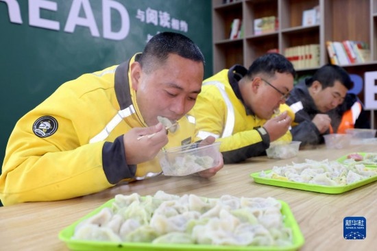 12月16日，在山東省棗莊市市中區(qū)城管藍(lán)職工志愿服務(wù)驛站，戶外勞動(dòng)者吃上熱氣騰騰的水餃。