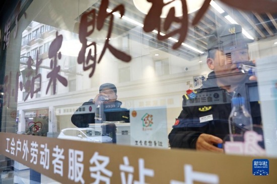 12月16日，戶外工作者在浙江省嘉興市南湖區(qū)丁家橋社區(qū)個(gè)性化“惠工小站”休息。
