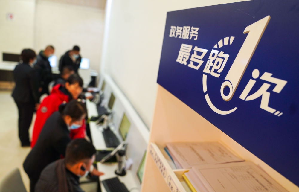 在吉林省長春市二道區(qū)政務服務中心輔助填報區(qū)，市民在工作人員的輔助下進行事項填報（2020年11月23日攝）。新華社記者 許暢 攝