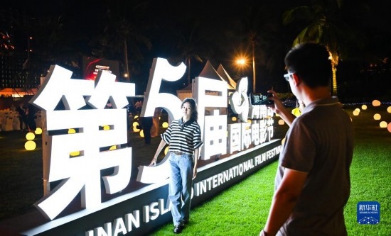 12月16日，觀眾在第五屆海南島國(guó)際電影節(jié)開幕式現(xiàn)場(chǎng)拍照留念。