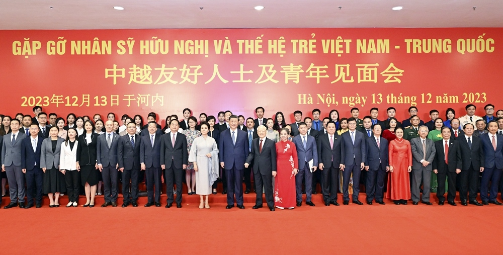 習近平夫婦和阮富仲夫婦同中越兩國青年和友好人士代表親切合影。