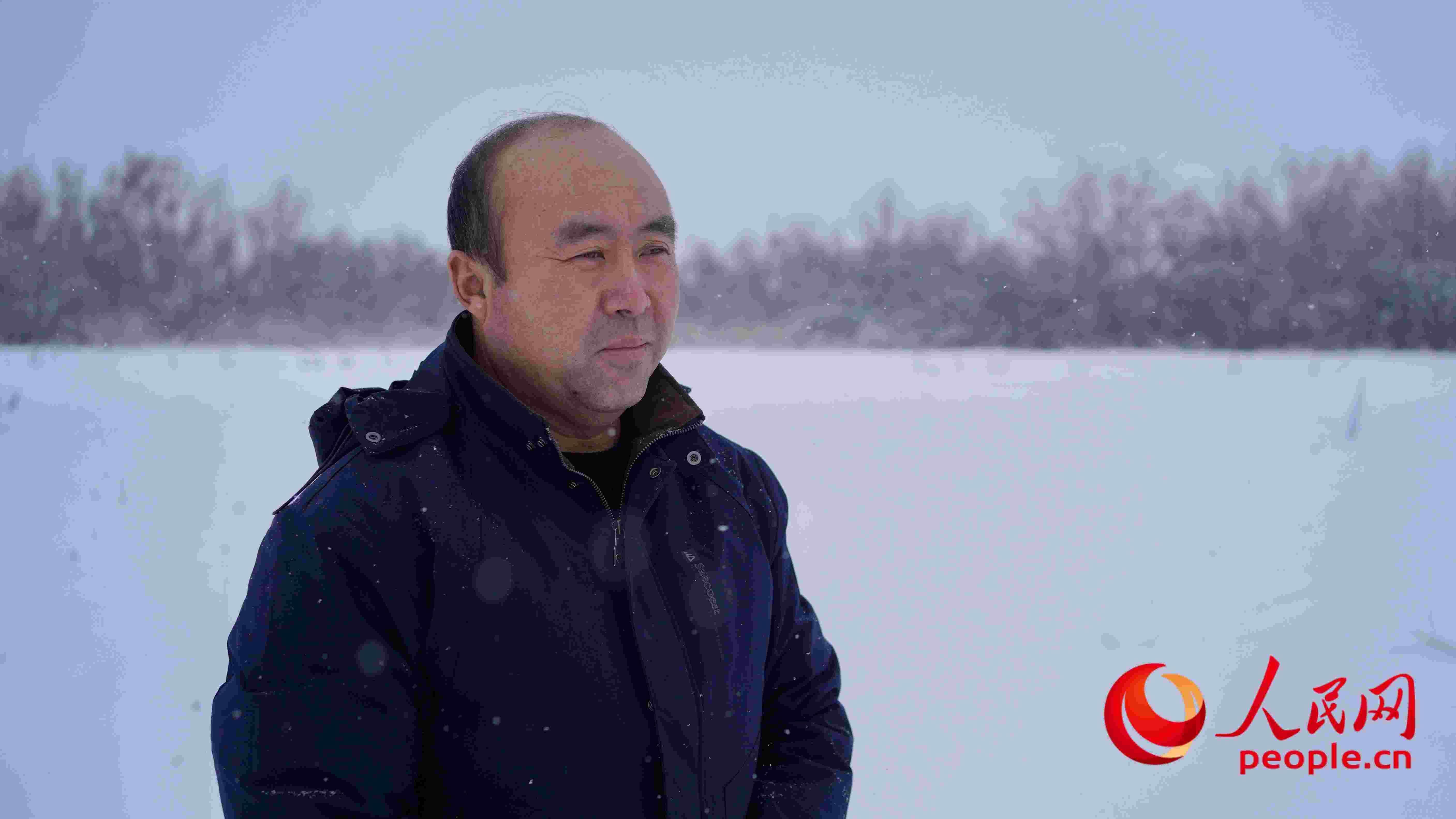馬曉華回憶當年和父親一起種樹的情形，滿是懷念。人民網(wǎng) 周靜圓攝