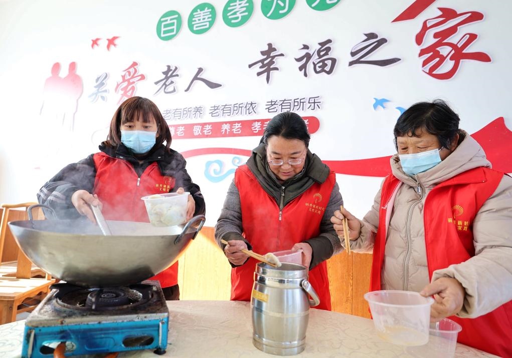 12月17日，在山東省臨沂市沂南縣銅井鎮(zhèn)杜山社區(qū)孝善食堂，志愿者們在為社區(qū)內(nèi)獨居和行動不便的老人煮水餃。 新華社發(fā)（王彥冰 攝）