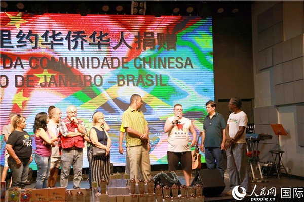 兒童殘障教育中心負(fù)責(zé)人胡里奧向捐贈方表示感謝。人民網(wǎng)記者 陳海琪攝