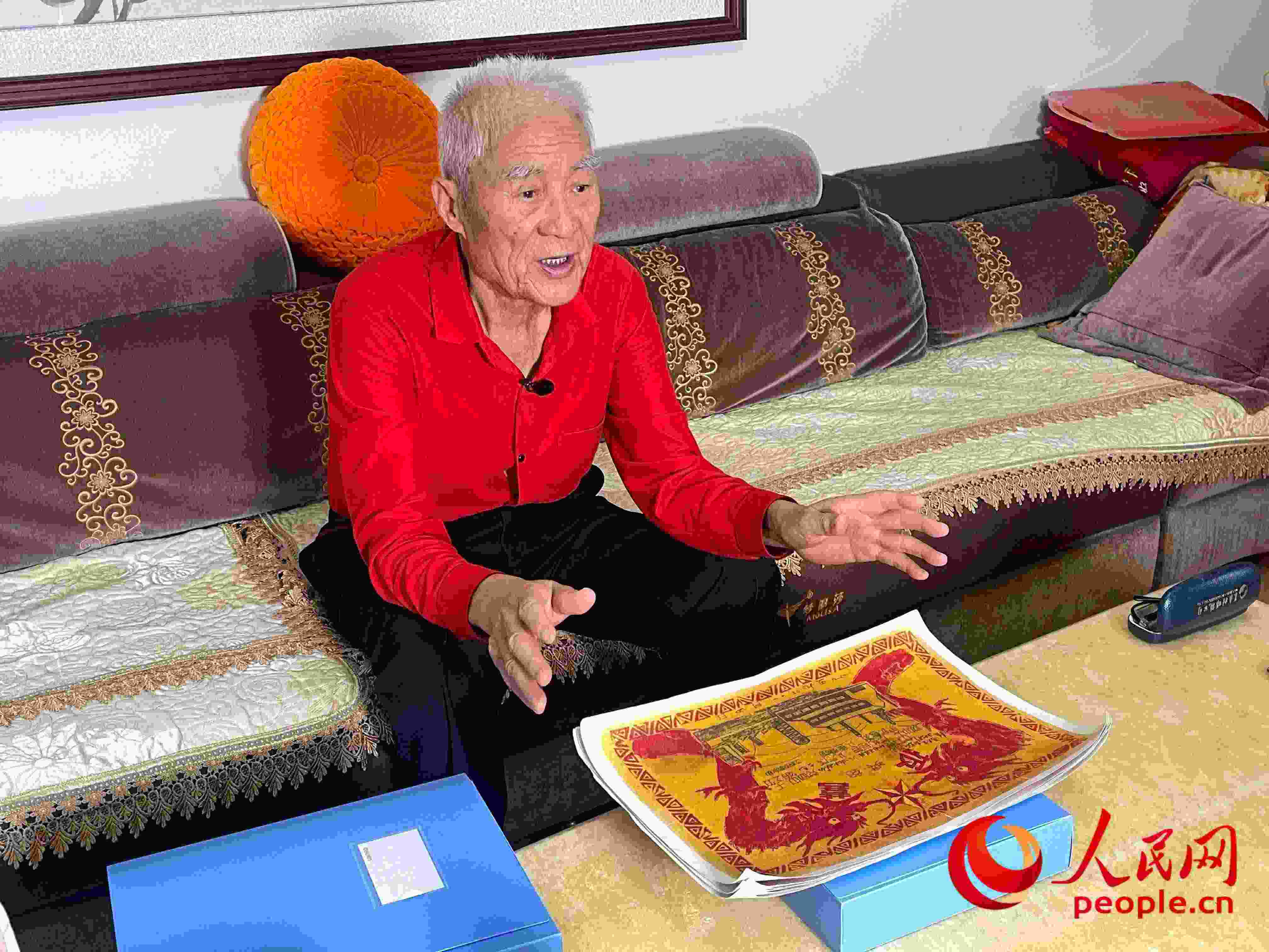 馬太生向采訪團講述自己獲得獎狀的經(jīng)歷。人民網(wǎng) 周靜圓攝