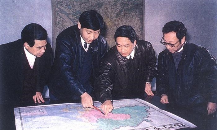 1991年12月，習(xí)近平與同事討論福州市戰(zhàn)略規(guī)劃設(shè)想。