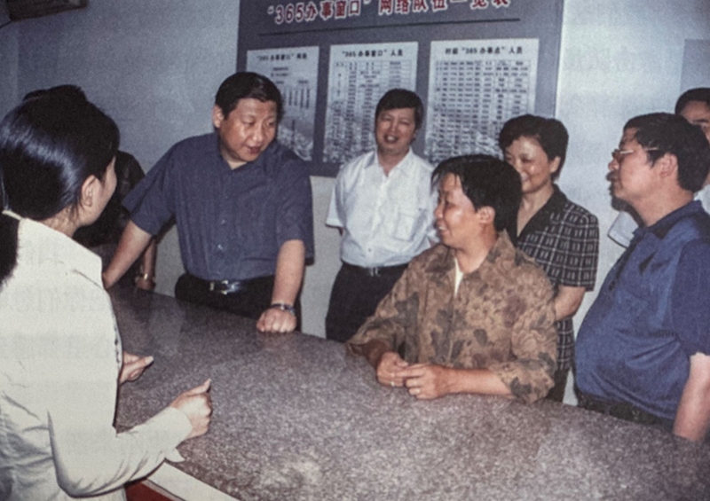 2003年6月，習(xí)近平在浙江金華市磐安縣新渥鎮(zhèn)“365辦事窗口”調(diào)研。