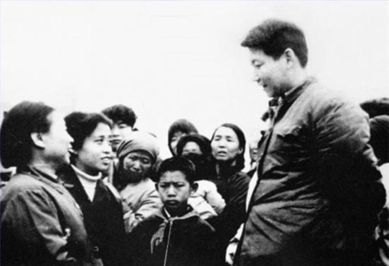1983年，時任中共正定縣委書記的習近平同趙村群眾交談。