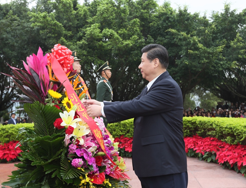 2012年12月8日，習近平在深圳蓮花山公園向鄧小平銅像敬獻花籃。