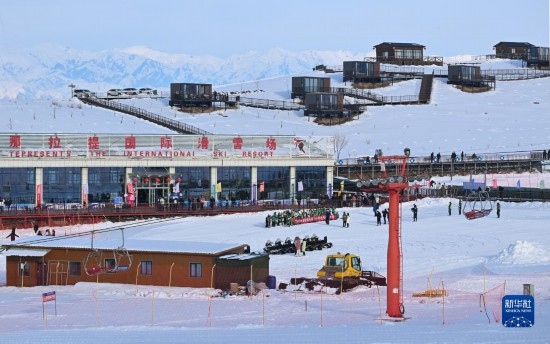 隨著新雪季的到來，那拉提國際滑雪場迎來眾多游客（(12月21日攝）。