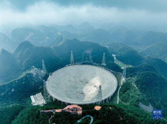 這是2023年7月26日拍攝的“中國天眼”全景（無人機(jī)照片，維護(hù)保養(yǎng)期間拍攝）。 新華社記者 歐東衢 攝