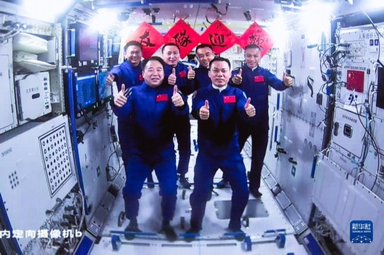 這是2023年10月26日在北京航天飛行控制中心拍攝的神舟十六號航天員乘組與神舟十七號航天員乘組“全家福”。 新華社發(fā)（韓啟揚(yáng) 攝）