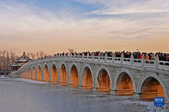 這是12月22日拍攝的頤和園十七孔橋“金光穿洞”景象。