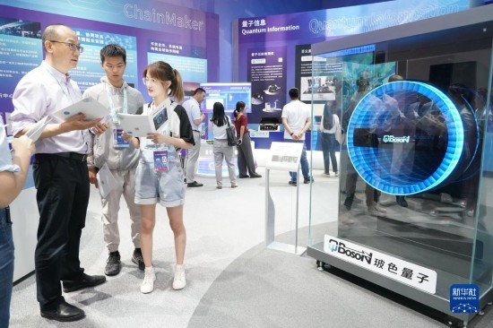 這是2023年5月26日在北京中關(guān)村國家自主創(chuàng)新示范區(qū)展示中心拍攝的100量子比特相干光量子計算機(jī)（模型）。 新華社記者 任超 攝