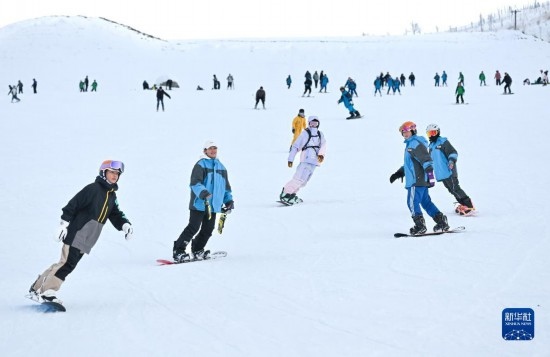 12月21日，游客在那拉提國際滑雪場滑雪。