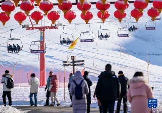 12月21日，那拉提國際滑雪場迎來眾多游客。