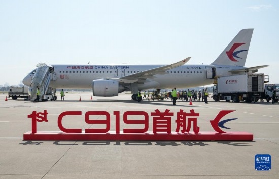 這是2023年5月28日在上海虹橋國際機(jī)場停機(jī)坪拍攝的C919飛機(jī)。當(dāng)日，由C919大型客機(jī)執(zhí)飛的東方航空MU9191航班平穩(wěn)降落在北京首都國際機(jī)場，標(biāo)志著該機(jī)型圓滿完成首個商業(yè)航班飛行，正式進(jìn)入民航市場，開啟市場化運營、產(chǎn)業(yè)化發(fā)展新征程。 新華社記者 丁汀 攝