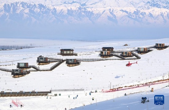那拉提國際滑雪場旁新近落成的雪景星空民宿（12月21日攝）。