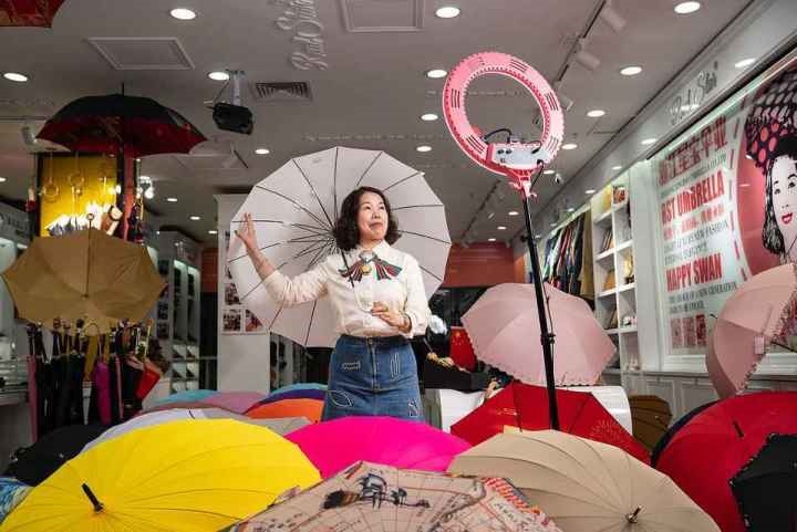 在義烏打拼了27年的商戶張吉英，正通過直播銷售雨傘。義烏市委宣傳部供圖