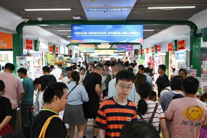 國慶長假期間，“世界超市”摩肩接踵。共享聯(lián)盟·義烏 吳峰宇 攝