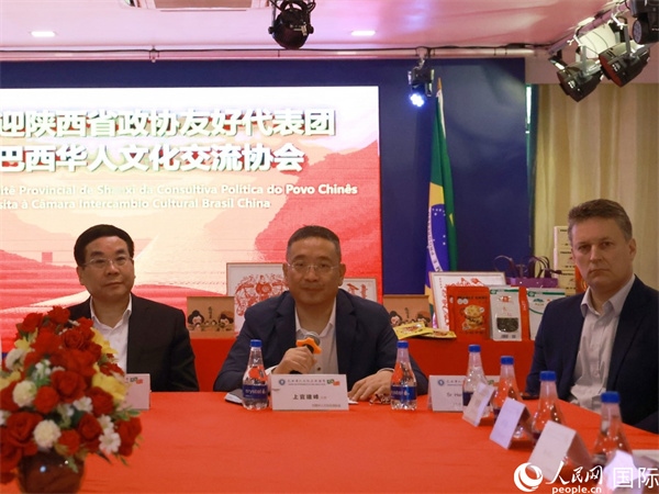 巴西華人文化交流協(xié)會(huì)主席上官建峰（中）在座談會(huì)上發(fā)言。人民網(wǎng)記者 陳海琪攝
