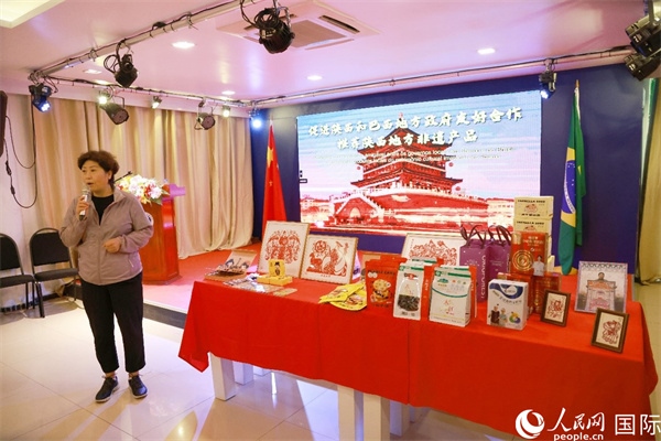 代表團(tuán)成員、咸陽(yáng)市政協(xié)主席李曉靜向與會(huì)嘉賓介紹了陜西的特色產(chǎn)品。人民網(wǎng)記者 陳海琪攝