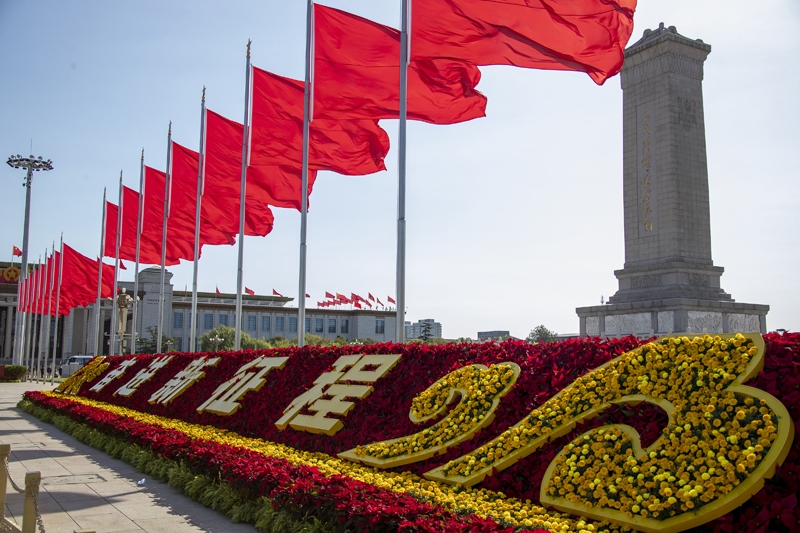 2022年10月16日，北京，中國(guó)共產(chǎn)黨第二十次全國(guó)代表大會(huì)開(kāi)幕，人民大會(huì)堂外紅旗飄揚(yáng)。